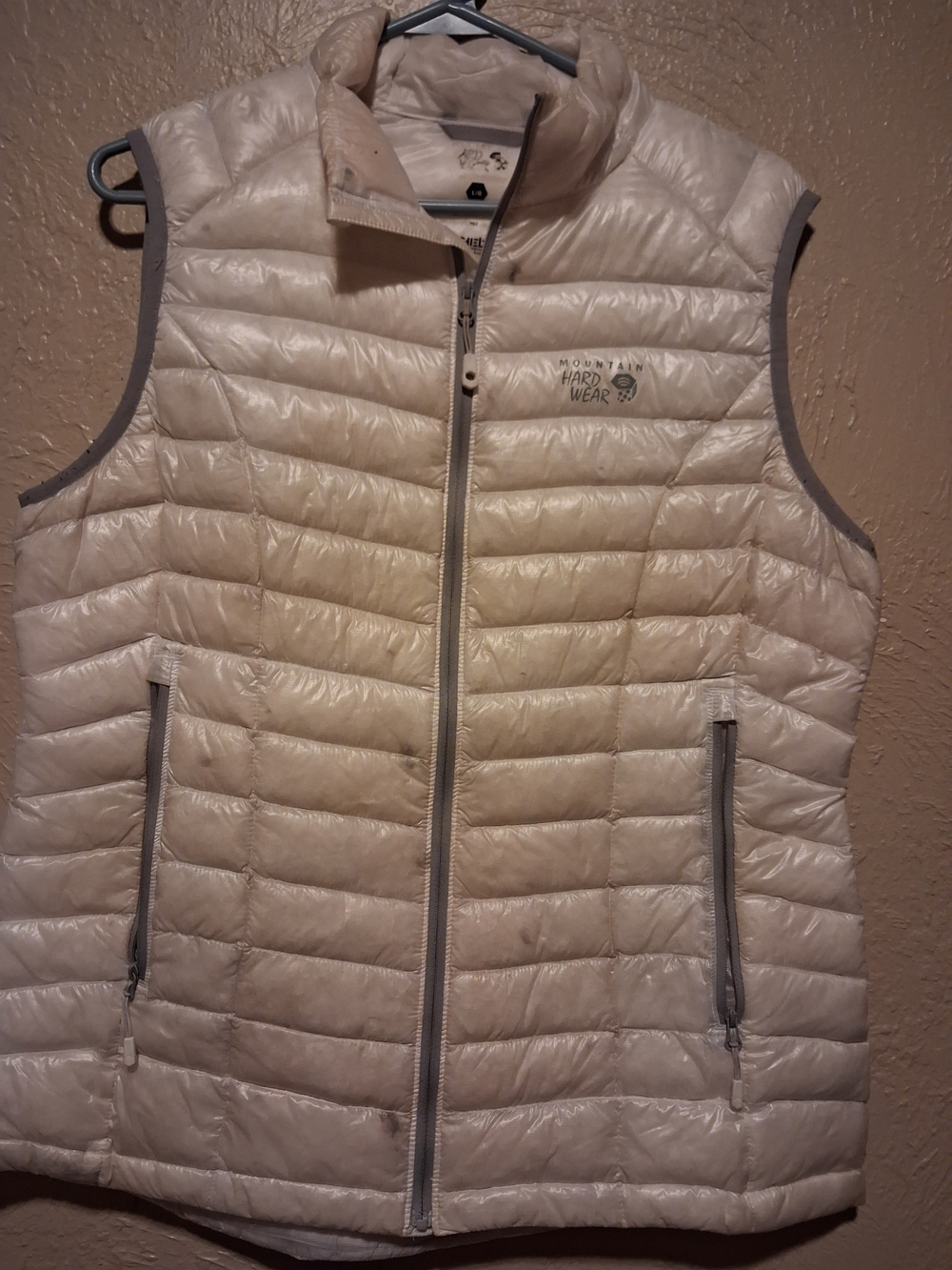 Mountain Hardwear Women’s Lightweight Cream Puffer Vest